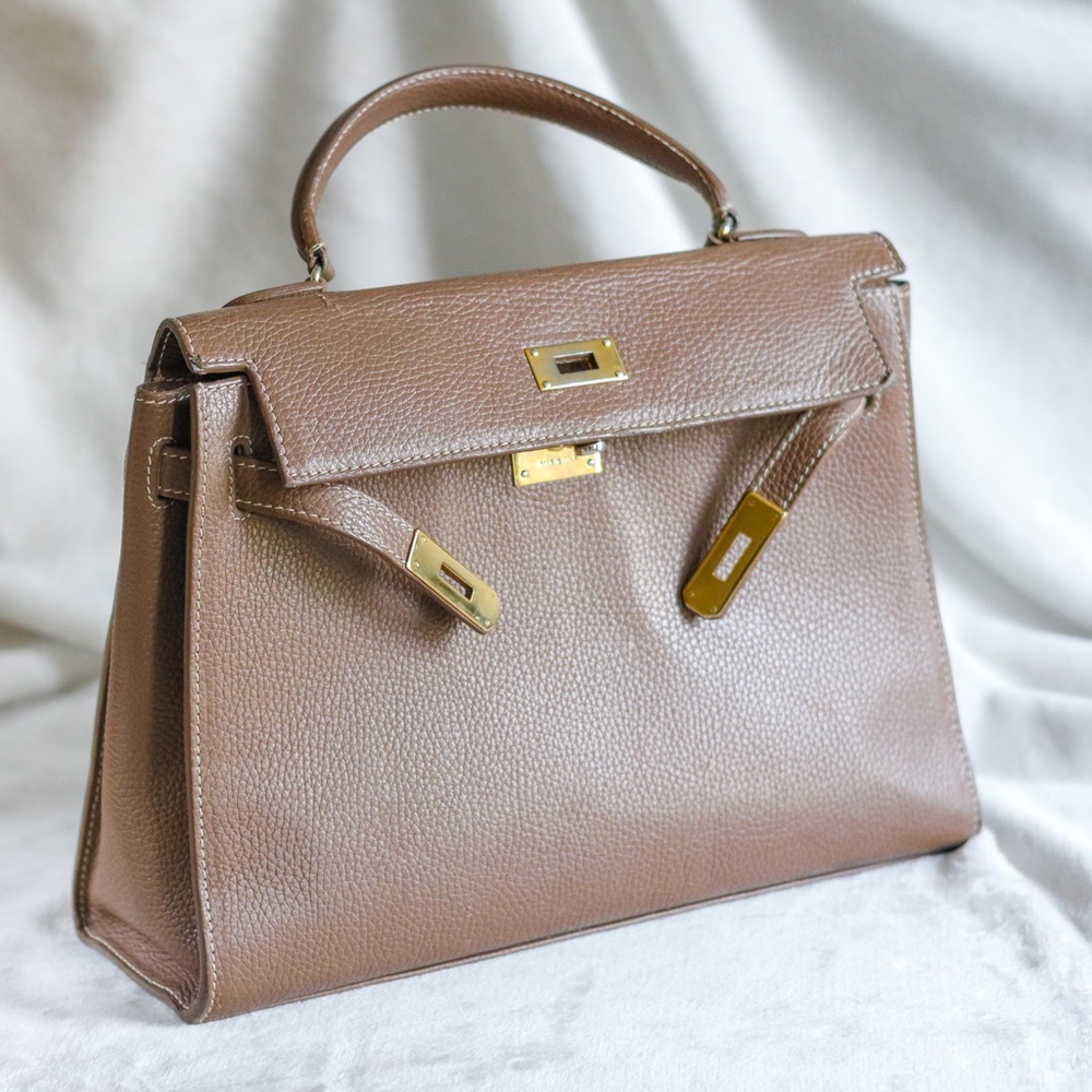 Teddy Blake Eva 13 in dark beige.